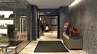 Moderne Hotellobby mit fugenlosen Mikrozement-Boden- und Wandflächen